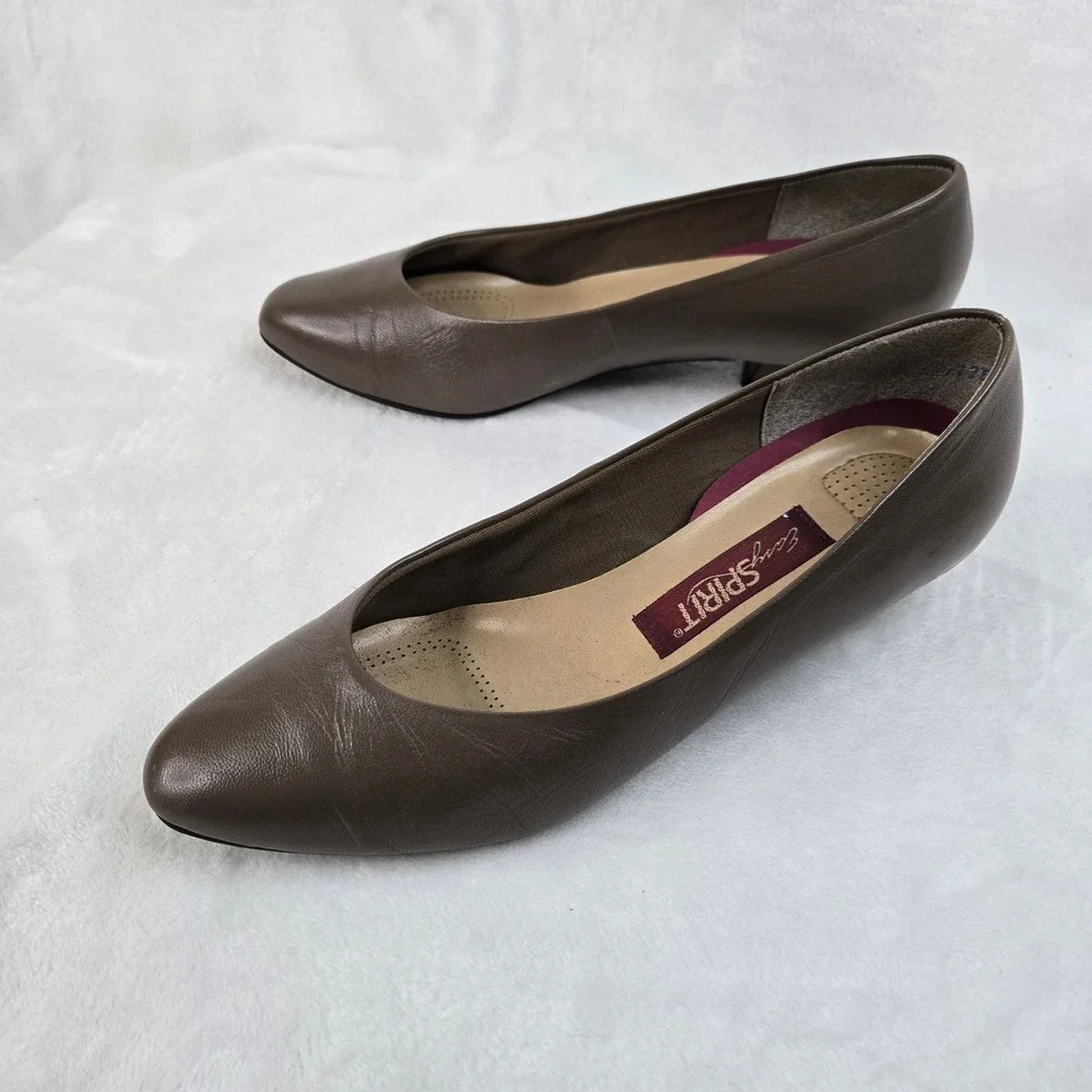 Easy Spirit Womens Taupe Leather Low Wedge Heel Pumps Almond Toe Shoes Size 7